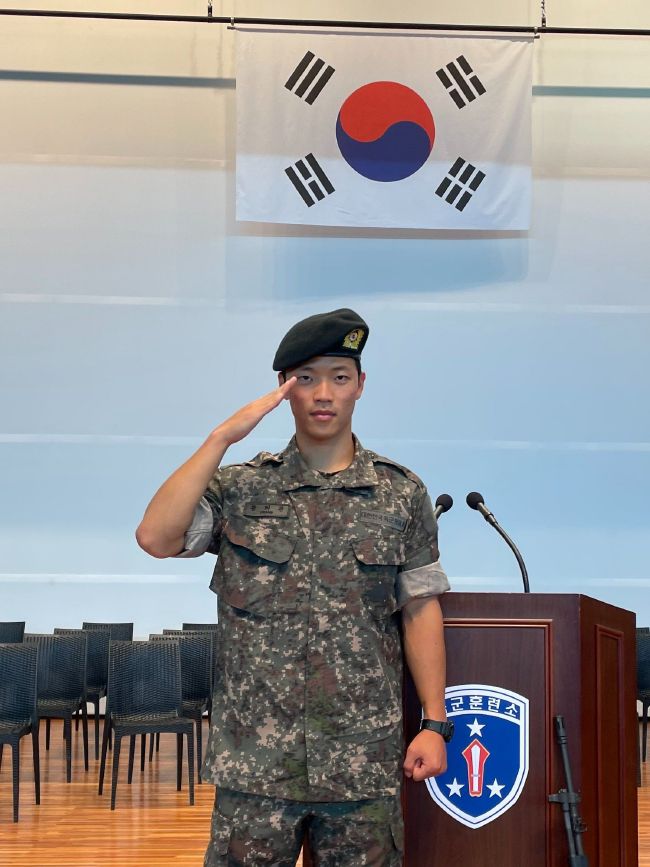 张艺谋这部新作讲述了由邓超饰演的男主角从八岁就被秘密囚禁，而他不甘心被当成傀儡替身，历经磨难，努力寻回自由的人性故事